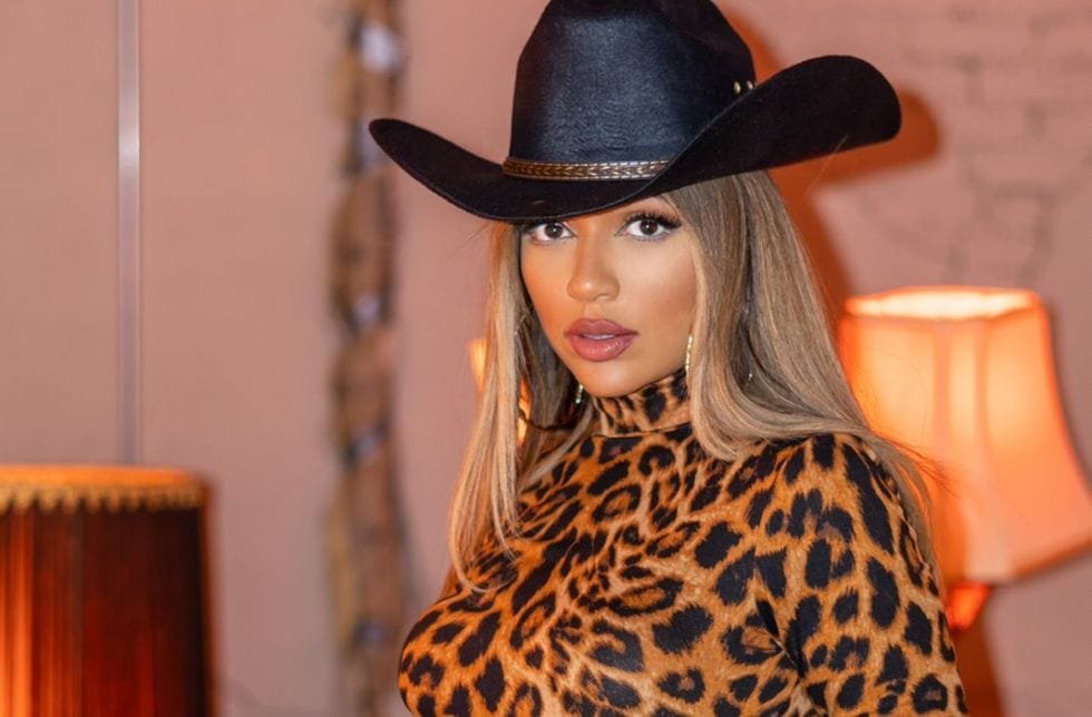 Dorme no Formol? Cantora Brasileira Julies choca internet ao revelar idade no TikTok Dorme no Formol? Cantora Brasileira Julies choca internet ao revelar idade no TikTok