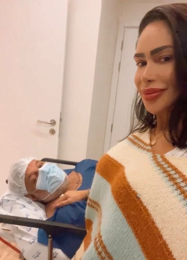 Fabi Frota realiza visita em hospital para o marido Alexandre Frota após a cirurgia de diástase e hérnia Fabi Frota realiza visita em hospital para o marido Alexandre Frota após a cirurgia de diástase e hérnia