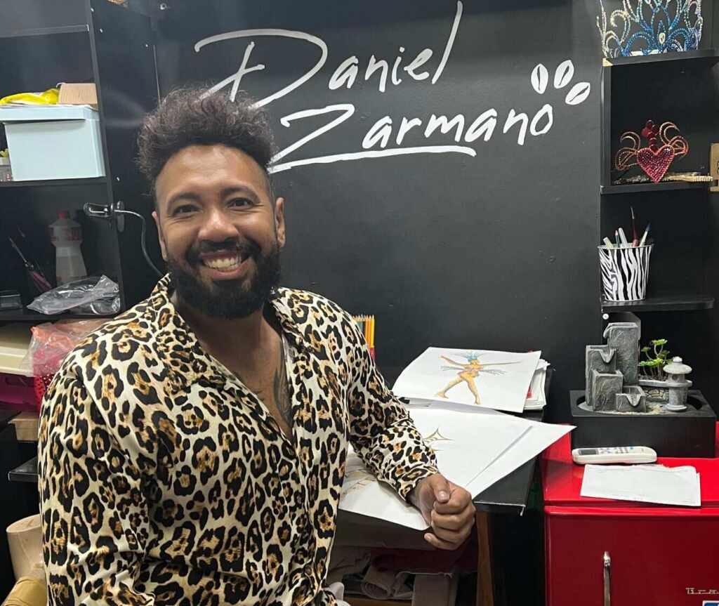 Estilista e muso, Daniel Zarmano terá jornada dupla no carnaval 2024 Estilista e muso, Daniel Zarmano terá jornada dupla no carnaval 2024