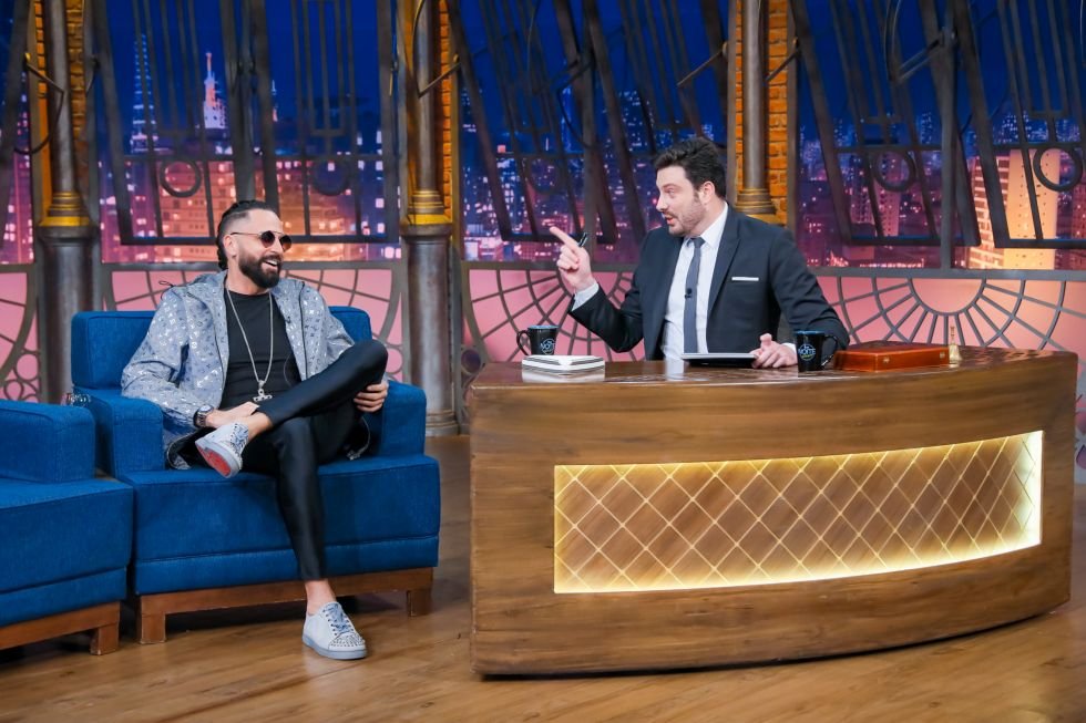 Em entrevista a Danilo Gentili, cantor Latino revela estar velho e querer sossegar Em entrevista a Danilo Gentili, cantor Latino revela estar velho e querer sossegar