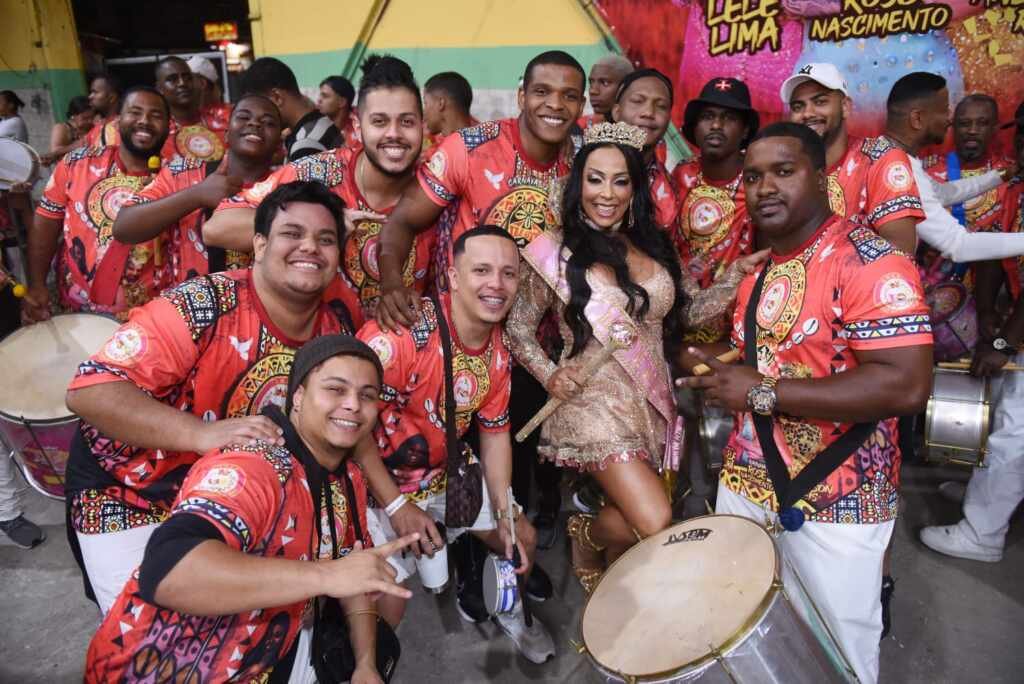 Rose Nascimento é coroada Rainha de Bateria no carnaval carioca Rose Nascimento é coroada Rainha de Bateria no carnaval carioca