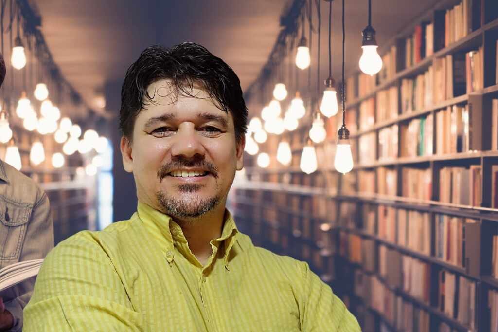 Poeta Giovani Miguez lança “Garrafas ao mar”, seu décimo livro Poeta Giovani Miguez lança “Garrafas ao mar”, seu décimo livro