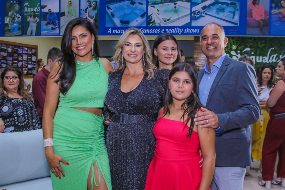 Ex-BBB Mariana Felício e o prefeito de Limeira Mario Botion prestigiam inauguração da nova unidade da Aqualax Ex-BBB Mariana Felício e o prefeito de Limeira Mario Botion prestigiam inauguração da nova unidade da Aqualax
