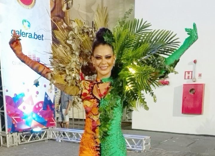 Rainha de Bateria da Pérola Negra, Ana Itikawa cai no samba com figurino especial Rainha de Bateria da Pérola Negra, Ana Itikawa cai no samba com figurino especial
