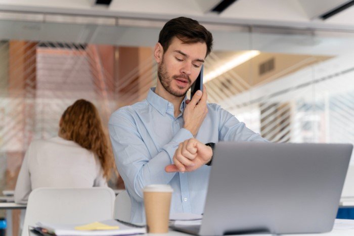 Economia no pagamento de horas extras, como os apps de ponto eletrônico evitam fraudes Economia no pagamento de horas extras, como os apps de ponto eletrônico evitam fraudes