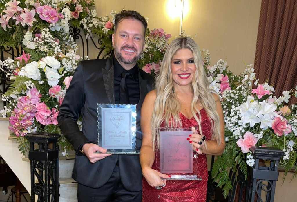 Cantora Adryana Ribeiro e Albert Bressan recebem o Prêmio ‘Mãos e Mentes Que Brilham’ em SP Cantora Adryana Ribeiro e Albert Bressan recebem o Prêmio 'Mãos e Mentes Que Brilham' em SP