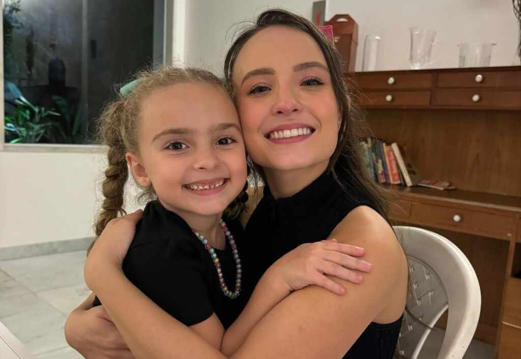 Clara Portella fará irmã caçula de Larissa Manoella em “A Noviça Rebelde” Clara Portella fará irmã caçula de Larissa Manoella em "A Noviça Rebelde"