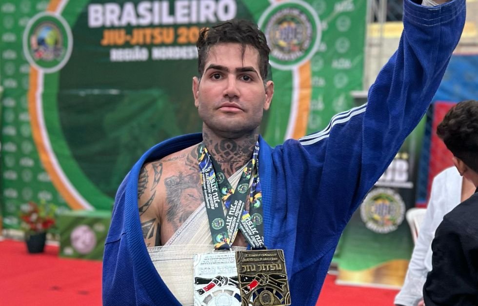 Campeão de jiujitsu Matheus Adma faz 5 lutas com o ligamento do tríceps rompido e conquista 3 medalhas em um único final de semana Campeão de jiujitsu Matheus Adma faz 5 lutas com o ligamento do tríceps rompido e conquista 3 medalhas em um único final de semana