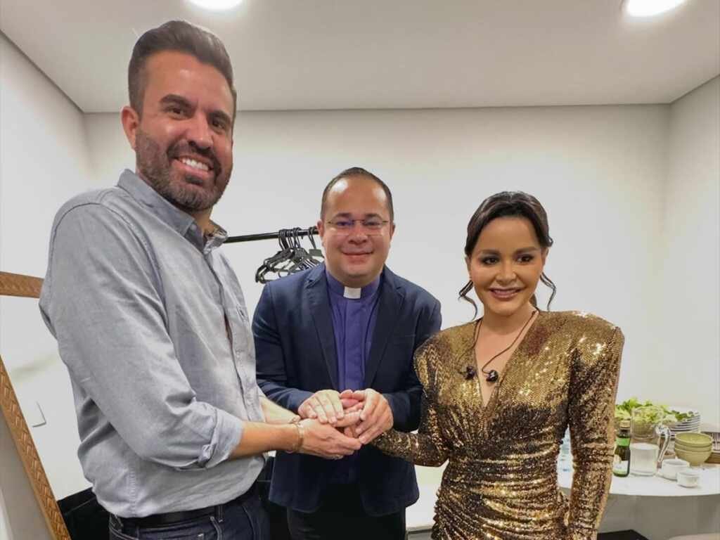 Maraisa e Fernando Mocó escolhe o padre que os casará em breve Maraisa e Fernando Mocó escolhe o padre que os casará em breve