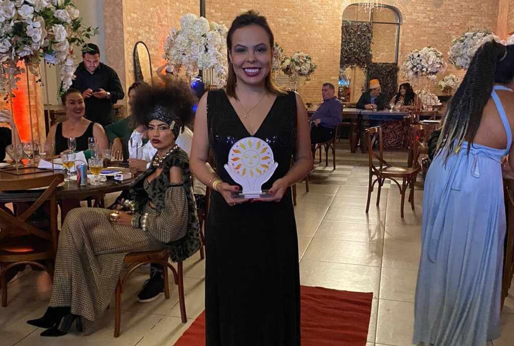 Descubra a Arte do Baralho Cigano com Flávia Letro Descubra a Arte do Baralho Cigano com Flávia Letro