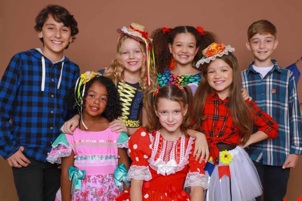 Festa junina com estilo: Atores mirins e influenciadores estrelam campanha de moda Festa junina com estilo: Atores mirins e influenciadores estrelam campanha de moda