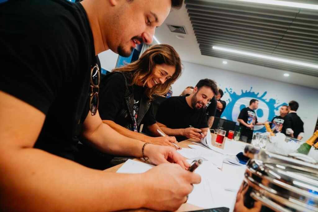 Clayton & Romário assinam com a Warner Music e celebram nova fase na carreira Clayton & Romário assinam com a Warner Music e celebram nova fase na carreira