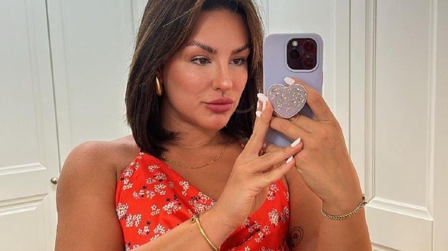 Kéfera Buchmann passa mal em treino e relata situação Kéfera Buchmann passa mal em treino e relata situação