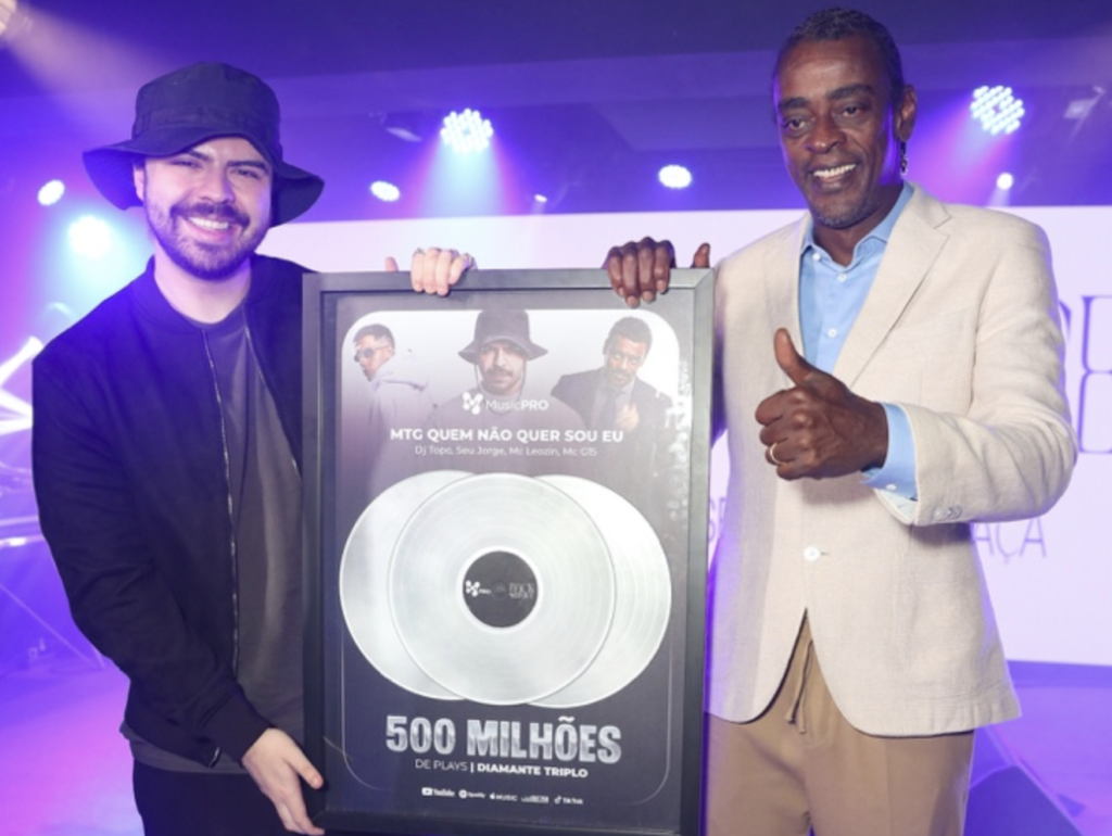 Seu Jorge e DJ Topo recebem certificado de diamante triplo pelo sucesso de “MTG Quem Não Quer Sou Eu” Seu Jorge e DJ Topo recebem certificado de diamante triplo pelo sucesso de "MTG Quem Não Quer Sou Eu"