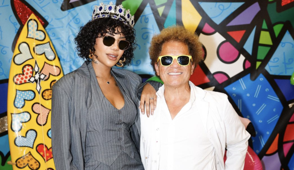 Ludmilla brilha no Palácio Britto: Encontro mágico com o mestre do Pop Art em Miami Ludmilla brilha no Palácio Britto: Encontro mágico com o mestre do Pop Art em Miami