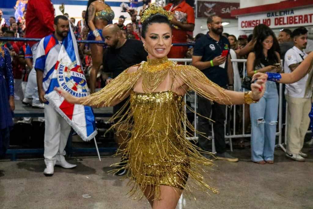 Musa Tatiana Breia aposta no dourado em evento de samba para atrair prosperidade para União da Ilha