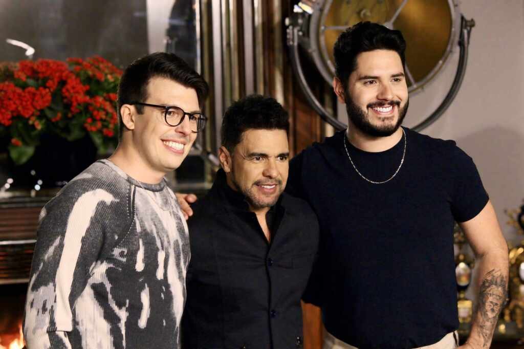 Anderson e Matheus recebem Zezé Di Camargo em noite gelada para gravação de clipe em SP Anderson e Matheus recebem Zezé Di Camargo em noite gelada para gravação de clipe em SP