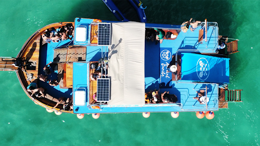 Explore Arraial do Cabo em Grande Estilo: Passeio de Barco com Arraial Caribe Turismo