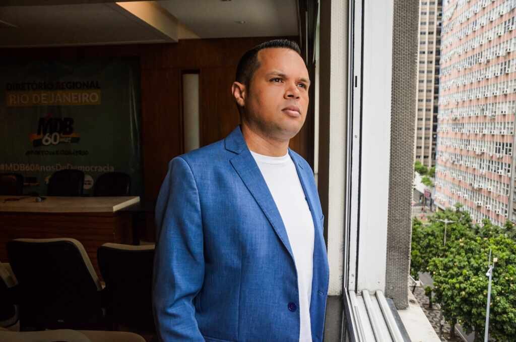 Sandro Alves: um novo rosto na política do Rio de Janeiro Sandro Alves: um novo rosto na política do Rio de Janeiro