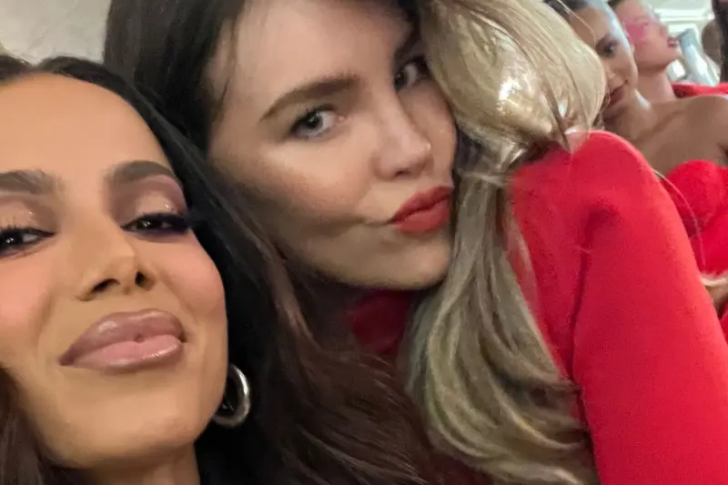 Anitta ajuda a cantora Belinda após queda durante desfile em Paris Anitta ajuda a cantora Belinda após queda durante desfile em Paris