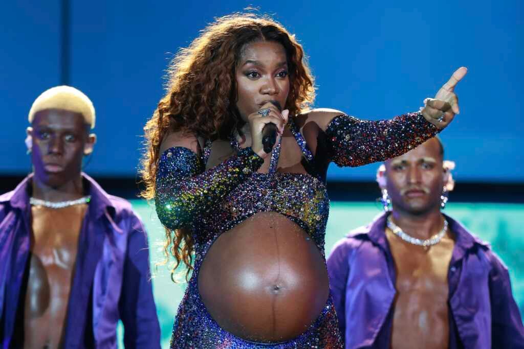 Iza segue os passos de Rihanna e faz show de barrigão no Rock in Rio