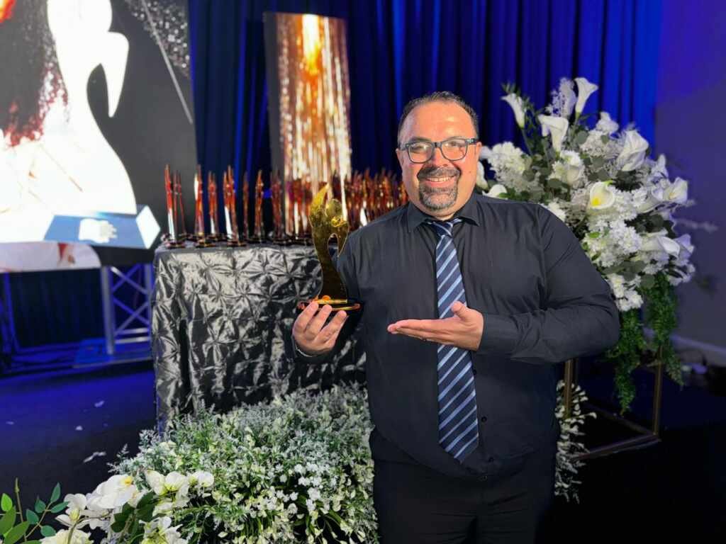 Jornalista Renato Cipriano é condecorado em New York durante a Premiação do XIV Notable Brazilian Awards 2024 Jornalista Renato Cipriano é condecorado em New York durante a Premiação do XIV Notable Brazilian Awards 2024