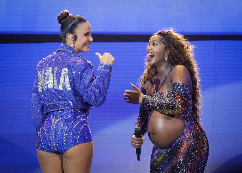 Ivete Sangalo surpreende Iza com jaqueta em homenagem à Nala no Rock in RJ Ivete Sangalo surpreende Iza com jaqueta em homenagem à Nala no Rock in RJ