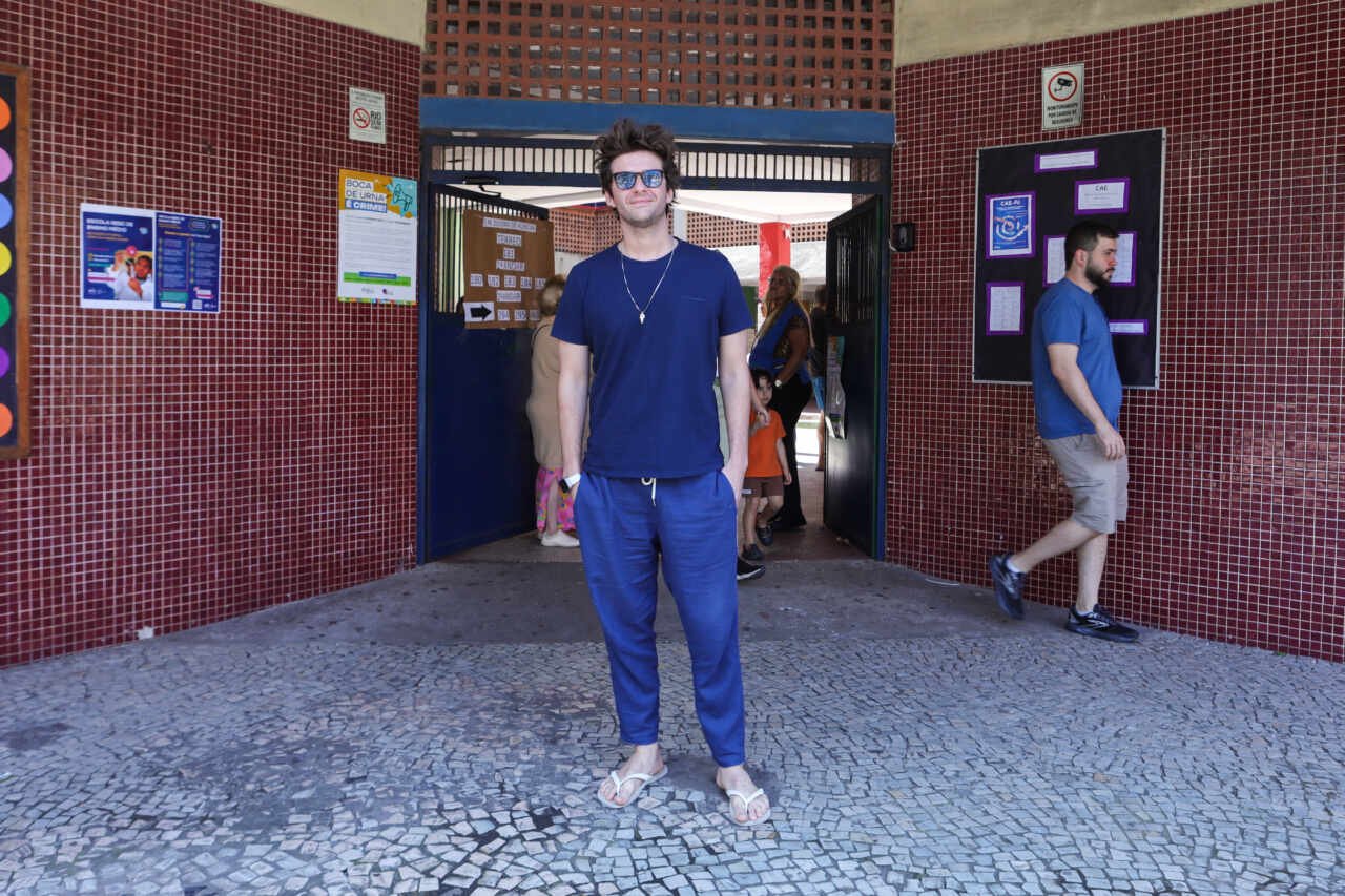 Glória Pires, Bruna Marquezine entre outros famosos votam no 1º turno das eleições 2024 23 Glória Pires, Bruna Marquezine entre outros famosos votam no 1º turno das eleições 2024