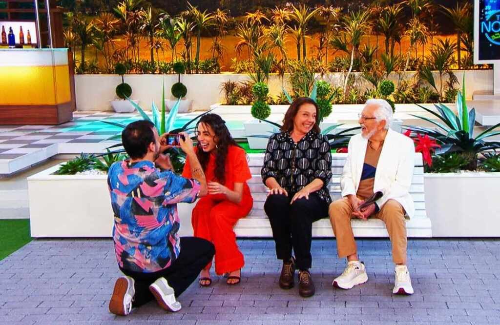 Rosi Campos cai na conversa de Elvira Liza no “A Praça é Nossa” de hoje Rosi Campos cai na conversa de Elvira Liza no “A Praça é Nossa” de hoje