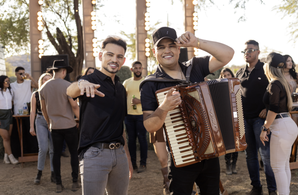 Tarcísio do Acordeon lança “Revoarei” com participação de Victor Meira Tarcísio do Acordeon lança "Revoarei” com participação de Victor Meira