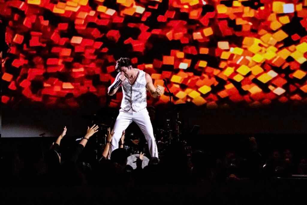 Cantor Luan Santana lança VOL 1 do seu  "Luan Ao Vivo na Lua’