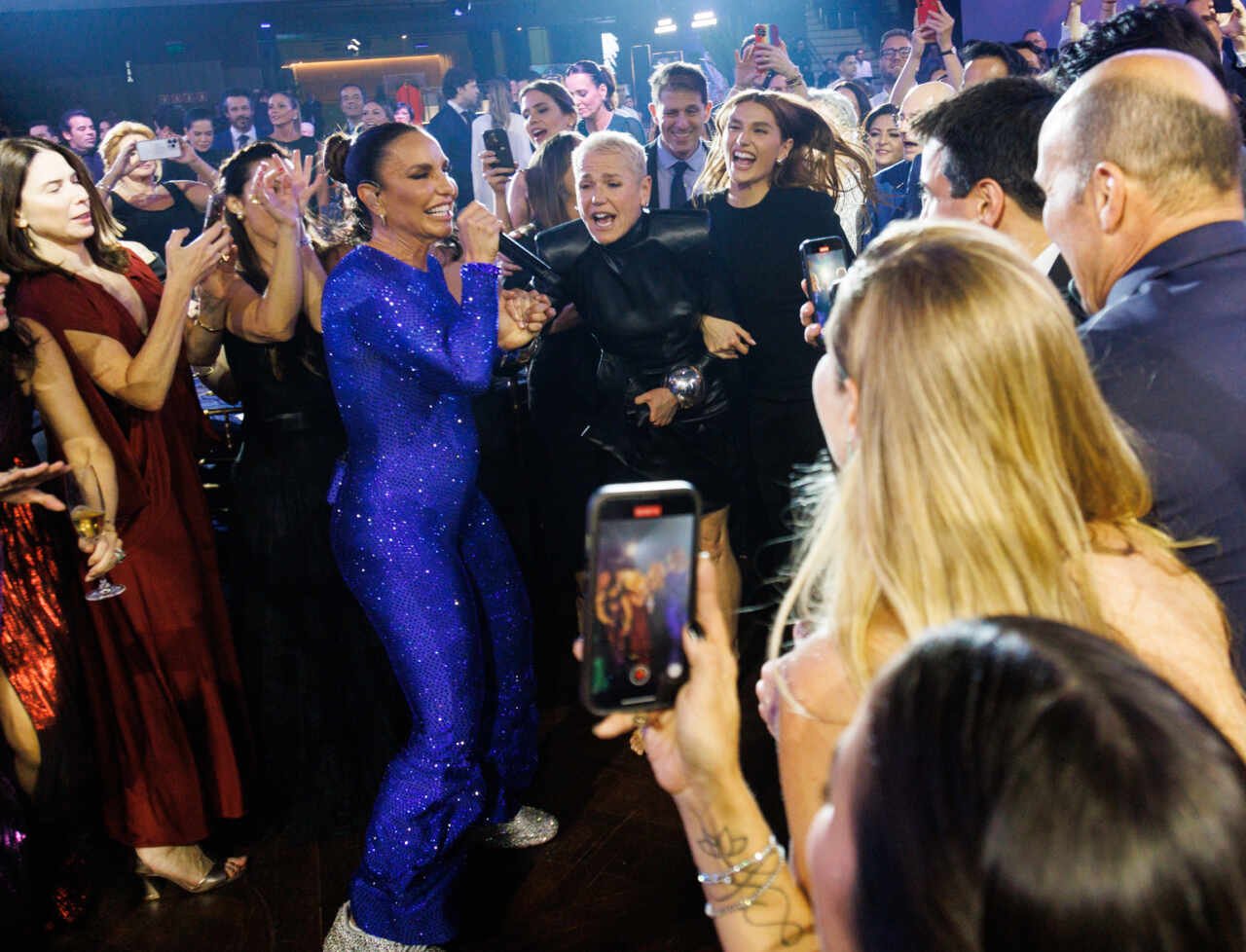 Ivete Sangalo faz roda de axé com Xuxa, Sasha e irmã de Ayrton Senna