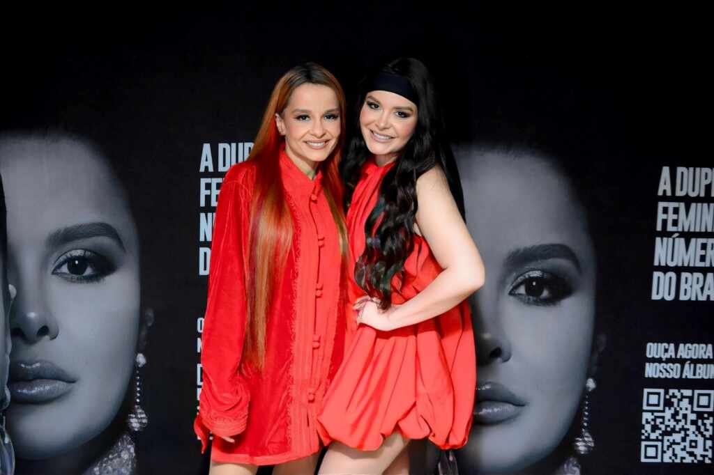 Maiara e Maraisa arrasam em look vermelho durante show em Capivari Maiara e Maraisa arrasam em look vermelho durante show em Capivari