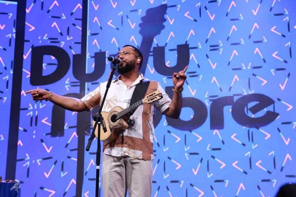 Dudu Nobre é internado às pressas no Rio após mal-estar e tem shows adiados Karinah e Dudu Nobre brilham em show na feijoada da Mangueira com dança e samba de raiz