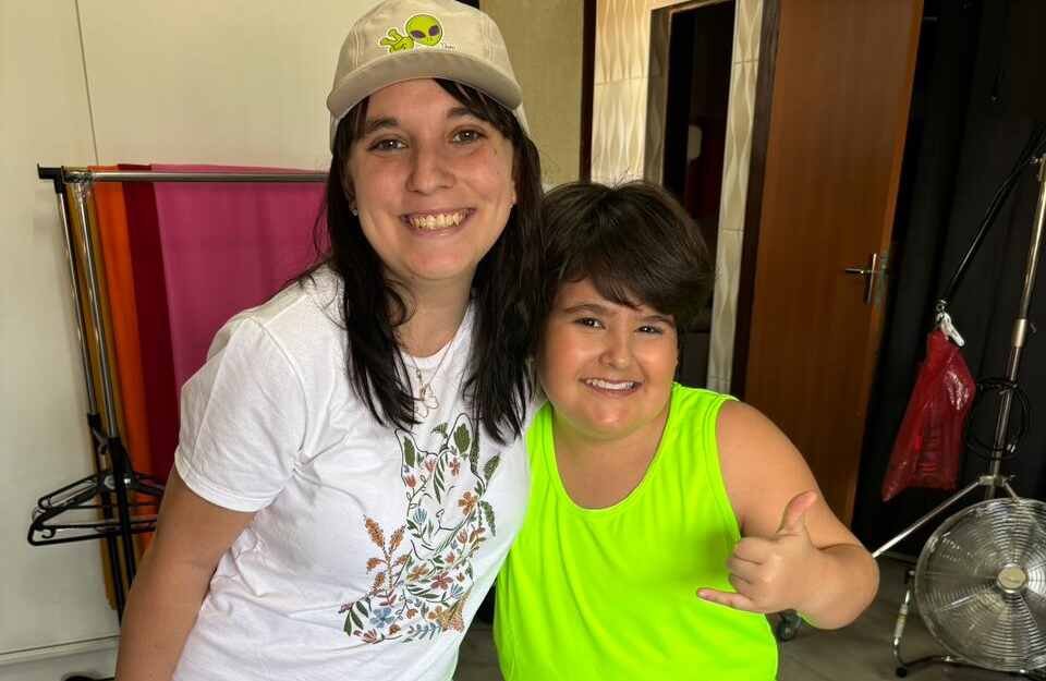 Theo Radicchi cria linha de bonés com desenho de ‘ET’ feito por ele e encanta fãs Theo Radicchi cria linha de bonés com desenho de ‘ET’ feito por ele e encanta fãs