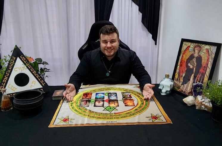 Conheça o Mago Uriel, oraculista que se dedica a tornar possível a felicidade do próximo Conheça o Mago Uriel, oraculista que se dedica a tornar possível a felicidade do próximo
