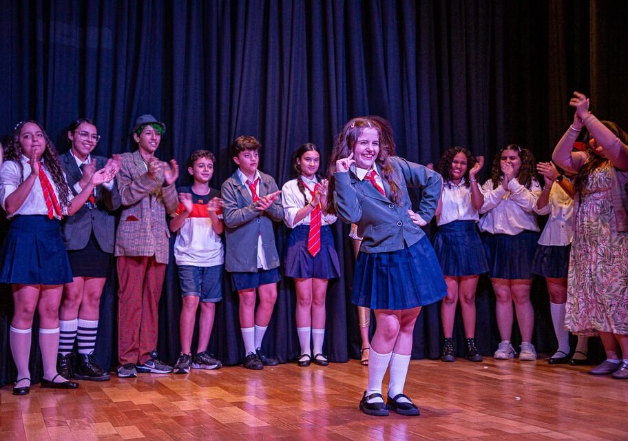 Duda Batista celebra papel como protagonista no musical "Matilda"