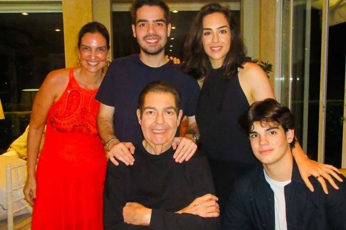 Faustão faz aparição especial em celebração de Natal com familia Faustão faz aparição especial em celebração de Natal com familia