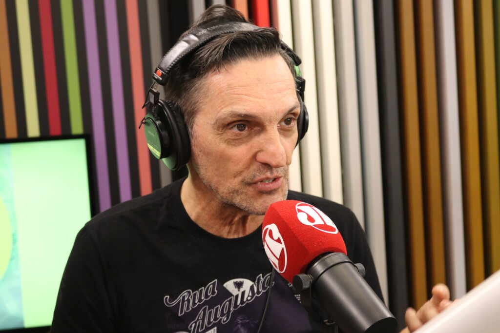 Paulo Miklos é internado na UTI com gastroenterite, mas equipe tranquiliza sobre estado de saúde Paulo Miklos é internado na UTI com gastroenterite, mas equipe tranquiliza sobre estado de saúde