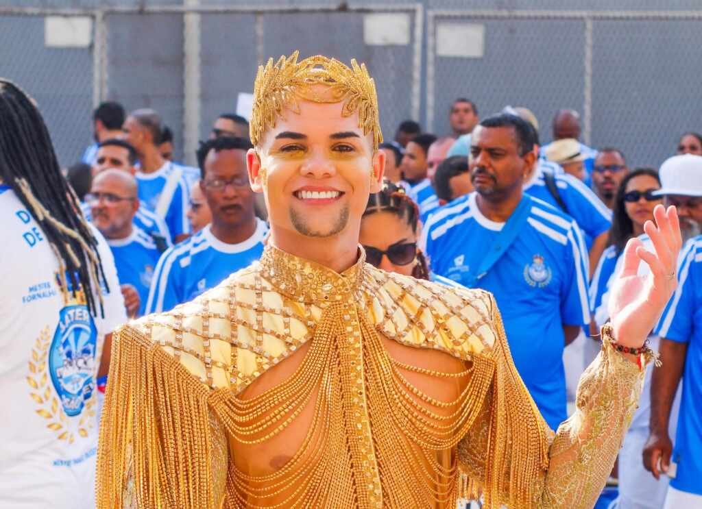 Bruno Pinheiro reina à frente dos ritmistas da Tradição na Cidade do Samba Bruno Pinheiro reina à frente dos ritmistas da Tradição na Cidade do Samba
