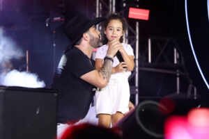 Filha de Edson, da dupla com Hudson, rouba a cena ao cantar no Navio Maiara e Maraisa 28 Filha de Edson, da dupla com Hudson, rouba a cena ao cantar no Navio Maiara e Maraisa
