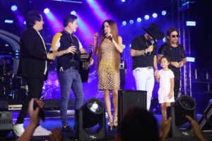 Filha de Edson, da dupla com Hudson, rouba a cena ao cantar no Navio Maiara e Maraisa 27 Filha de Edson, da dupla com Hudson, rouba a cena ao cantar no Navio Maiara e Maraisa