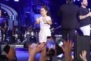 Filha de Edson, da dupla com Hudson, rouba a cena ao cantar no Navio Maiara e Maraisa 26 Filha de Edson, da dupla com Hudson, rouba a cena ao cantar no Navio Maiara e Maraisa