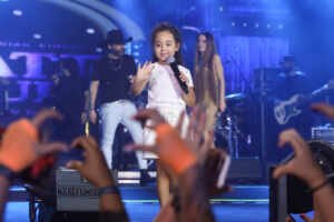 Filha de Edson, da dupla com Hudson, rouba a cena ao cantar no Navio Maiara e Maraisa 25 Filha de Edson, da dupla com Hudson, rouba a cena ao cantar no Navio Maiara e Maraisa