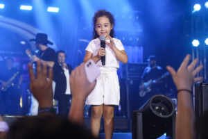 Filha de Edson, da dupla com Hudson, rouba a cena ao cantar no Navio Maiara e Maraisa 23 Filha de Edson, da dupla com Hudson, rouba a cena ao cantar no Navio Maiara e Maraisa