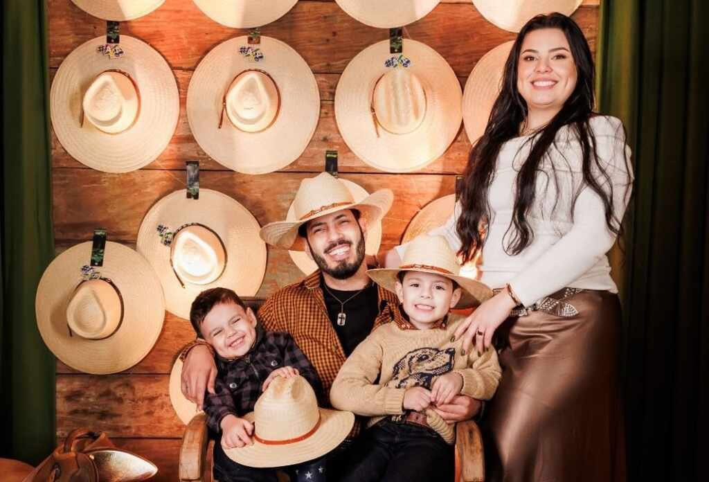 Pedro Paulo lança single "Presente de Natal" com o projeto 4i4 e celebra o espírito country