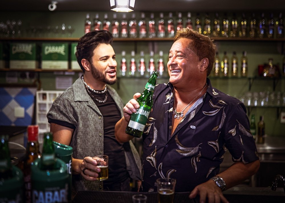 Leonardo aparece em bar de São Paulo de surpresa para Thiago Carvalho Leonardo aparece em bar de São Paulo de surpresa para Thiago Carvalho