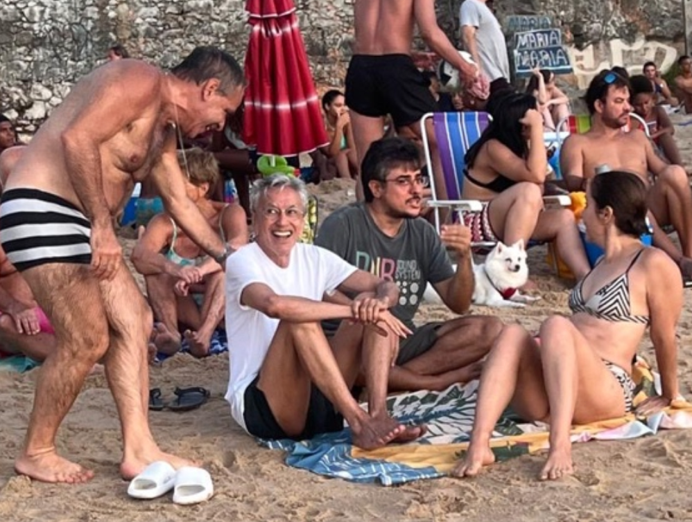 Caetano Veloso curte dia na Praia do Porto da Barra ao lado de amigos Caetano Veloso curte dia na Praia do Porto da Barra ao lado de amigos