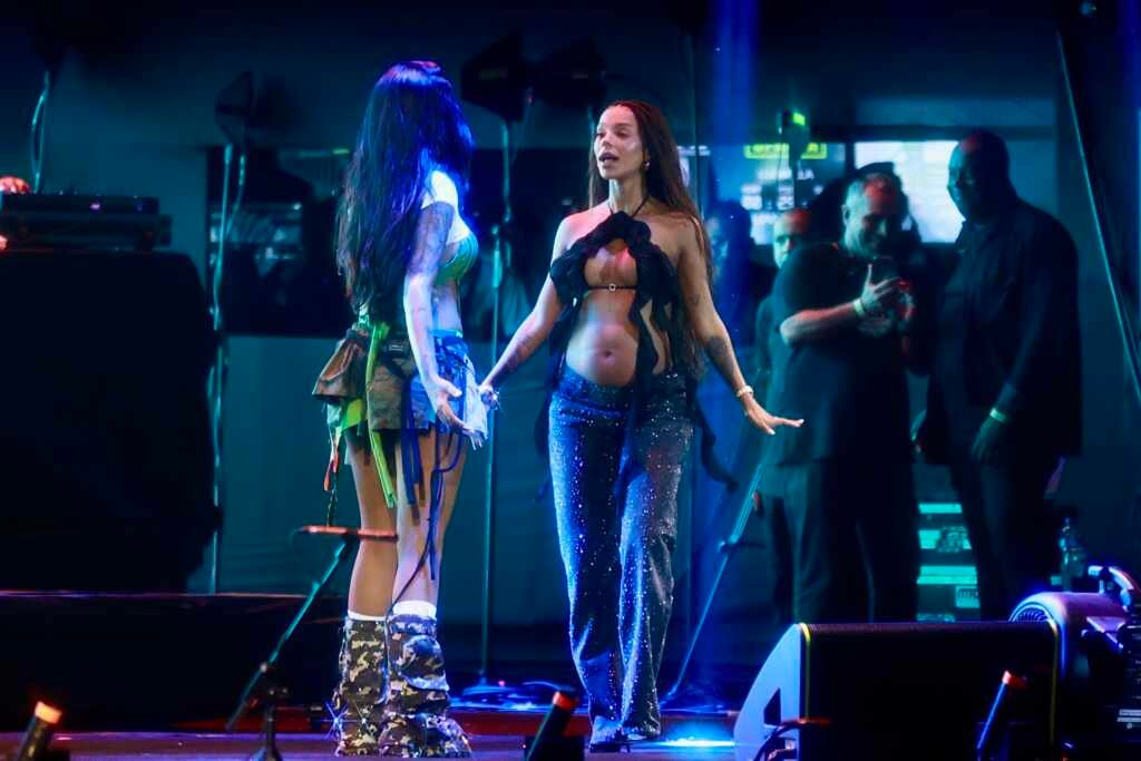 Ludmilla e Brunna Gonçalves trocam beijo apaixonado em show no Universo Spanta Ludmilla e Brunna Gonçalves trocam beijo apaixonado em show no Universo Spanta
