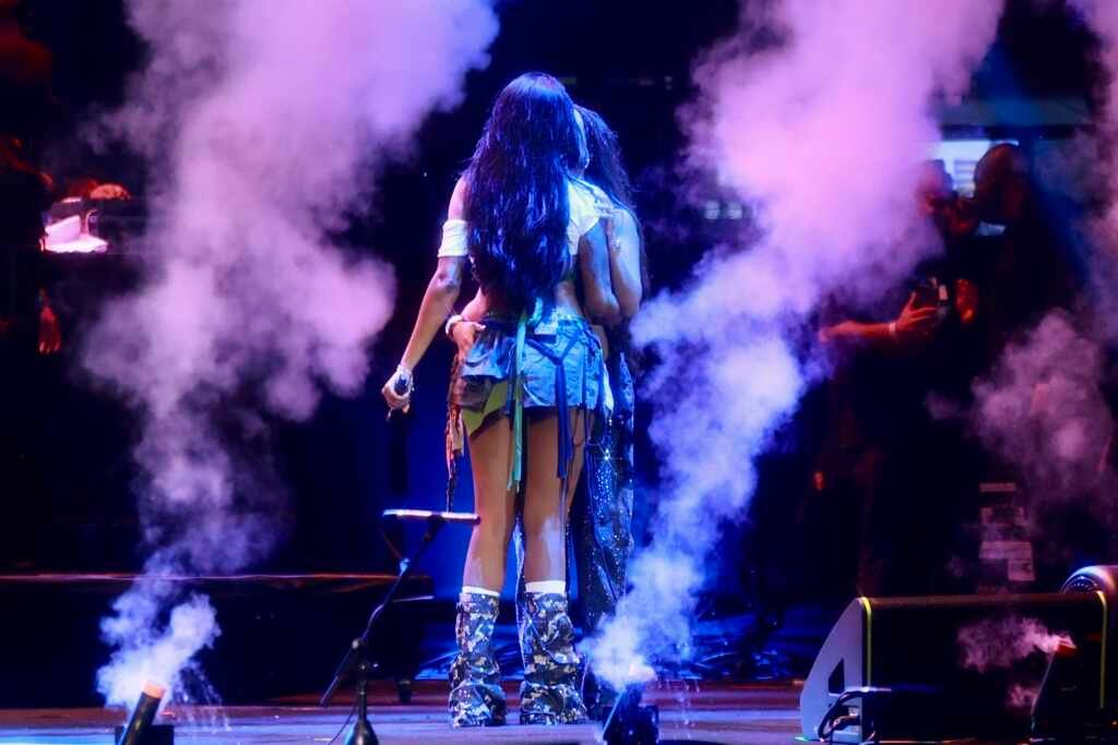 Brunna Gonçalves reforça importância da vacinação antes da chegada de Zuri Ludmilla e Brunna Gonçalves trocam beijo apaixonado em show no Universo Spanta